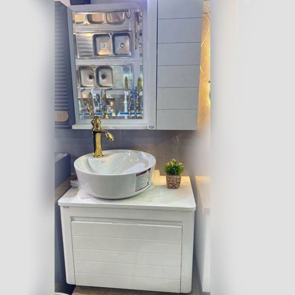 کابین سفید با سنگ گرد سفید